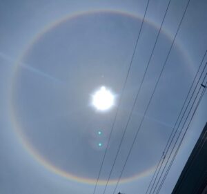 Un anillo en el cielo: el misterioso halo solar que sorprendió a muchos hoy
